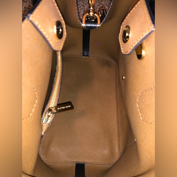 💥Moving to @the_bag_guy💥Michael Kors - Greenwich Large Saffiano Leather Tote - Picture 9 of 15